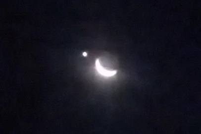 Júlio Cesar Garcia / Arquivo pessoal Um fenômeno celeste chamou a atenção de moradores de parte do Rio Grande do Sul na noite desta quarta-feira (17). Trata-se de um raro encontro entre a Lua crescente e o planeta Vênus. O fenômeno, chamado de conjunção, pôde ser visto a olho nu em locais com menor nebulosidade a partir do final da tarde. <!-- NICAID(16308973) -->