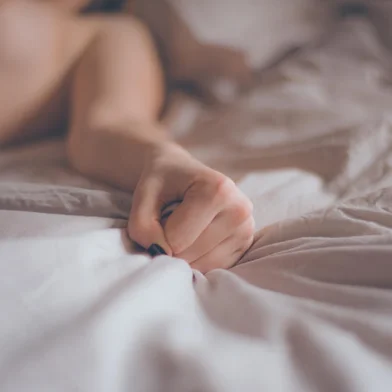 Hand sign orgasm of woman on white bed. Hand of female pulling white sheets in ecstasy. Feeling and emotion concept. Love sex concept.Indexador: Nikonov DanilFonte: 265764173<!-- NICAID(15571407) -->