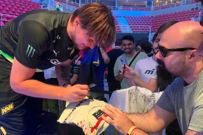 S1mple é eleito o melhor jogador de CS:GO da década. Após receber o troféu, S1mple atendeu por quase uma hora dos brasileiros que desejavam tirar fotos e pegar autógrafos<!-- NICAID(15263779) -->