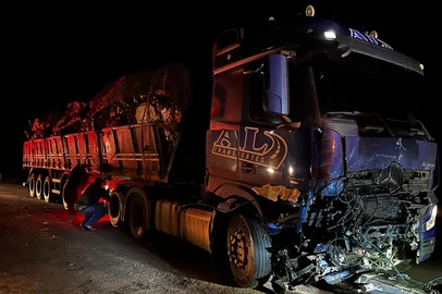 30 de abril de 2025Um homem morreu na noite desta terça-feira (29) na  BR-386, em Montenegro. Ele tinha de 25 anos e dirigia uma caminhonete Volkswagen  Nova Saveiro, que colidiu frontalmente com uma carreta no quilômetro 418 por volta das 22h45min.<!-- NICAID(16027219) -->