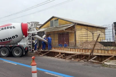 Prefeitura inicia fechamento definitivo de primeira comporta do Muro da Mauá após enchente<!-- NICAID(15939008) -->
