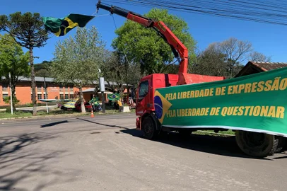 A manifestação dos apoiadores do presidente Jair Bolsonaro em Nova Petrópolis não obrigou aos caminhoneiros a ficarem parados no km 8 da RS-235, em frente ao clube Concórdia, nesta quinta-feira (9). Aqueles que aceitaram parar, puderam seguir viagem após 30 minutos.Os manifestantes têm pautas antidemocráticas, como a intervenção e destituição no Supremo Tribunal Federal (STF). Além disso, o pedido de liberdade de expressão e contra o mandado de prisão ao insurgente Marcos Antônio Pereira Gomes, conhecido como Zé Trovão.Na parte da manhã, segundo alguns moradores, os caminhões chegaram a ficar parados por uma hora. No entanto, na parte da tarde os motoristas que não quiseram aderir ao movimento foram liberados, mesmo com alguma exaltação dos manifestantes. Veículos com carga perecível ou perigosa, como gasolina, sequer eram parados. O trânsito entre Nova Petrópolis e Gramado não teve registro de engarrafamento durante a tarde desta quinta-feira.<!-- NICAID(14885538) -->