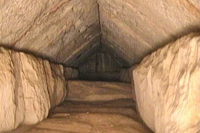 This handout picture taken on January 24, 2023 and released by the Egyptian Ministry of Antiquities on March 2, 2023 shows a hidden passage inside Egypt's Great Pyramid, at the ancient site in Giza also known as the Khufu. - Scientists have discovered a hidden passage inside Egypt's Great Pyramid, the authorities announced on March 2, 2023, part of a seven-year international research project. The passage is nine metres (30 feet) in length and more than two metres in width, the antiquities ministry said in a statement. (Photo by Egyptian Ministry of Antiquities / AFP) / === RESTRICTED TO EDITORIAL USE - MANDATORY CREDIT "AFP PHOTO / HO / EGYPTIAN MINISTRY OF ANTIQUITIES- NO MARKETING NO ADVERTISING CAMPAIGNS - DISTRIBUTED AS A SERVICE TO CLIENTS ==Editoria: ACELocal: CairoIndexador: -Secao: archaeologyFonte: Egyptian Ministry of AntiquitiesFotógrafo: Handout<!-- NICAID(15365247) -->