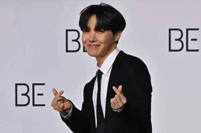 (FILES) In this file photo taken on November 20, 2020 South Korean K-pop boy band BTS member J-Hope poses for a photo session during a press conference on BTS new album 'BE (Deluxe Edition)' in Seoul. - BTS star J-Hope was set to start his mandatory South Korean military service on April 18, 2023 local media reported, the second member to report for duty since the K-pop juggernaut went on hiatus last year. (Photo by Jung Yeon-je / AFP)Editoria: ACELocal: SeoulIndexador: JUNG YEON-JESecao: musicFonte: AFPFotógrafo: STF<!-- NICAID(15405546) -->