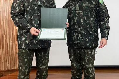 General Richard Fernandez Nunes, chefe do Estado-Maior do Exército, (E), e o comandante do Comando Militar do Sul, general Hertz Pires do Nascimento.<!-- NICAID(16079476) -->
