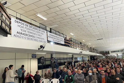 Moradores do loteamento Vitória, em Caxias, recebem escrituras e são os primeiros contemplados em programa de regularização fundiária. Na foto, cartazes de apoio e agradecimento<!-- NICAID(15103071) -->