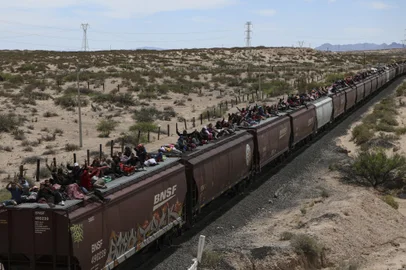 -- AFP PICTURES OF THE YEAR 2024 --Migrant's seeking asylum in the United States travel on freight cars of the Mexican train known as "The Beast" as they arrive at the border city of Ciudad Juarez, in Chihuahua state, Mexico on April 24, 2024.  (Photo by Herika Martinez / AFP) / AFP PICTURES OF THE YEAR 2024<!-- NICAID(15929094) -->