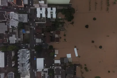 LAJEADO, RS, BRASIL, 19-06-2025: Imagens aéreas mostram o avanço do nível do Rio Taquari na região central de Lajeado. Foto: Renan Mattos / Agência RBS<!-- NICAID(16063401) -->