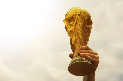 fifg / stock.adobe.com June 12, 2018 Moscow, Russia A man holding a trophy of the FIFA World Cup./ Foto: fifg/stock.adobe.comFonte: 398777049<!-- NICAID(15091538) -->