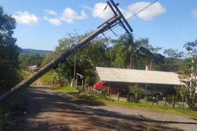 Mais de 40 mil pontos seguem sem luz desde a tempestade da última terça no Estado. Foto: Prefeitura de Morrinhos do Sul / Divulgação<!-- NICAID(15100575) -->
