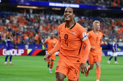 Netherlands' defender #04 Virgil van Dijk celebrates after scoring the opening goal during the 2026 World Cup Group F football match between the Netherlands and Japan at the Dallas Stadium in Arlington on June 14, 2026.  (Photo by Aric Becker / AFP)<!-- NICAID(16306175) -->