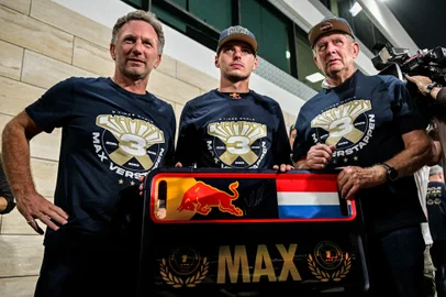 Red Bull Racing's team principal Christian Horner (L), 2023 world champiopn Red Bull Racing's Dutch driver Max Verstappen (C) and Red Bull Formula One team advisor Helmut Marko pose for a picture after the sprint race ahead of the Qatari Formula One Grand Prix at the Lusail International Circuit on October 7, 2023. (Photo by Ben Stansall / AFP)Editoria: SPOLocal: LusailIndexador: BEN STANSALLSecao: world championshipFonte: AFPFotógrafo: STF<!-- NICAID(15568276) -->