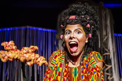 O Teatro em Família traz ao palco do Teatro Pedro Parenti o espetáculo “Emaranhada”.O último ato da temporada de 2023 do Téti - Teatro em Família, apresenta o espetáculo “Emaranhada – O Vessero de Mavi” no dia 04 de novembro (sábado), às 16h, no Teatro Pedro Parenti em Caxias do Sul, localizado na Casa da Cultura (Rua Dr. Montaury, 1333). O enredo conta a história da pequena Mavi, uma doce menina, inventora de palavras e dona de uma cabeleira. De forma lúdica, a peça aborda o empoderamento através dos cabelos de uma criança negra. Idealizada e protagonizada pela atriz Amarilis Irani, a encenação procura guiar as crianças em uma saga capilar, por meio de rápidas trocas de cabelos, fazendo uso da “Técnica de Visagismo”, a fim de abordar temas como racismo, aceitação, medos e vitórias. O espetáculo foi o vencedor de melhor cenário pelo Prêmio “Pecinha é a Vovozinha” de 2022 e destaque no Teatro Infantil de São Paulo.<!-- NICAID(15583351) -->