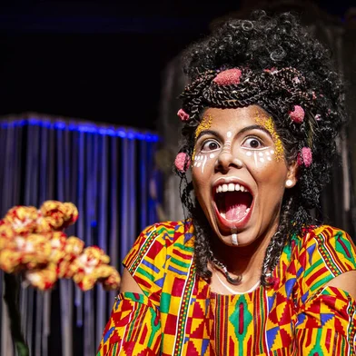O Teatro em Família traz ao palco do Teatro Pedro Parenti o espetáculo “Emaranhada”.O último ato da temporada de 2023 do Téti - Teatro em Família, apresenta o espetáculo “Emaranhada – O Vessero de Mavi” no dia 04 de novembro (sábado), às 16h, no Teatro Pedro Parenti em Caxias do Sul, localizado na Casa da Cultura (Rua Dr. Montaury, 1333). O enredo conta a história da pequena Mavi, uma doce menina, inventora de palavras e dona de uma cabeleira. De forma lúdica, a peça aborda o empoderamento através dos cabelos de uma criança negra. Idealizada e protagonizada pela atriz Amarilis Irani, a encenação procura guiar as crianças em uma saga capilar, por meio de rápidas trocas de cabelos, fazendo uso da “Técnica de Visagismo”, a fim de abordar temas como racismo, aceitação, medos e vitórias. O espetáculo foi o vencedor de melhor cenário pelo Prêmio “Pecinha é a Vovozinha” de 2022 e destaque no Teatro Infantil de São Paulo.<!-- NICAID(15583351) -->