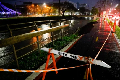 PORTO ALEGRE, RS - 12/07/2023 - Desabamento ciclovia na Ipiranga próximo ao Planetário. FOTO: Camila Hermes, Agência RBS<!-- NICAID(15480738) -->