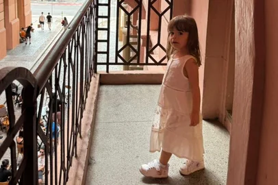 Antônia, filha de Andressa Xavier e Diori Vasconcelos, na Casa de Cultura Mario Quintana<!-- NICAID(16268780) -->