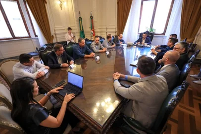 No prazo de 30 dias deve ser apresentada a minuta do decreto de regulamentação da Lei nº 16.326/2025, de autoria do deputado estadual Elton Weber (PSB), que busca punir estabelecimentos que comercializam vinhos, espumantes e cigarros frutos de descaminho, adulteração ou contrabando no Estado. O prazo foi estabelecido pelo secretário chefe da Casa Civil, Artur Lemos, em reunião com secretários, Weber e entidades representativas das cadeias produtivas. A expectativa é que, com a regulamentação aprovada, as primeiras ações práticas comecem neste ano. <!-- NICAID(16127581) -->