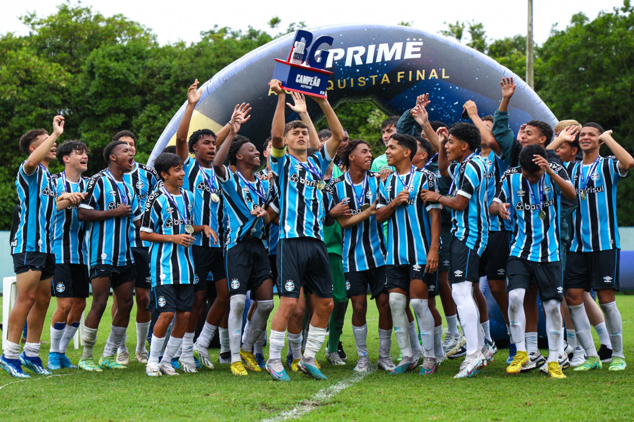 Grêmio coloca 15 jogadores a venda e tenta lucrar valores saibam quem são  eles - SouGremio