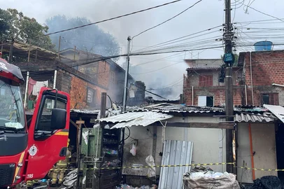 Marcos Cardoso / Agencia RBS Incêndio atinge casa na reciclagem no Beltrão de Queiroz, em Caxias do Sul, na manhã deste sábado<!-- NICAID(16163518) -->