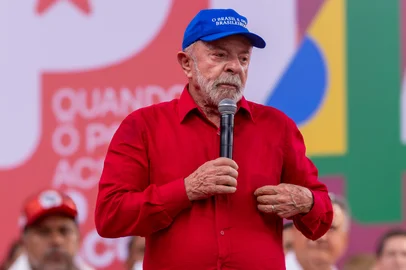Lula com boné O Brasil é dos Brasileiros no aniversário de 46 anos do PT. Foto: Carlos Moreira/PT/Divulgação<!-- NICAID(16222792) -->