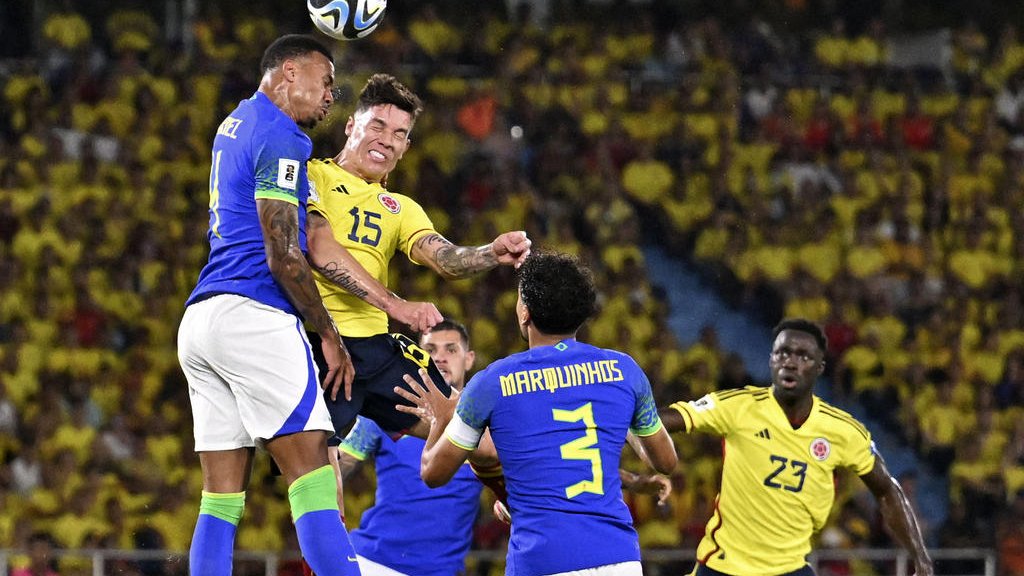 Brasil leva virada, perde para Colômbia nas Eliminatórias e liga