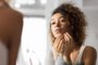 Black Millennial Girl Looking At Pimple In Bathroom, PanoramaEspinha, rosto, beleza, cuidados com a pele. Foto: Prostock-studio / stock.adobe.comIndexador: Konstantin PostumitenkoFonte: 292595624<!-- NICAID(15008927) -->