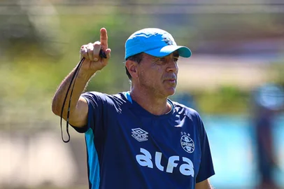 Gustavo Quinteros comanda último treino do Grêmio antes da partida contra o Flamengo.<!-- NICAID(16015956) -->