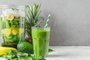 Blender with fresh ingredients to making healthy detox smoothie with glass of green prepared drink with a strawSuco verde - Foto: samael334/stock.adobe.comFonte: 328957800<!-- NICAID(15613862) -->