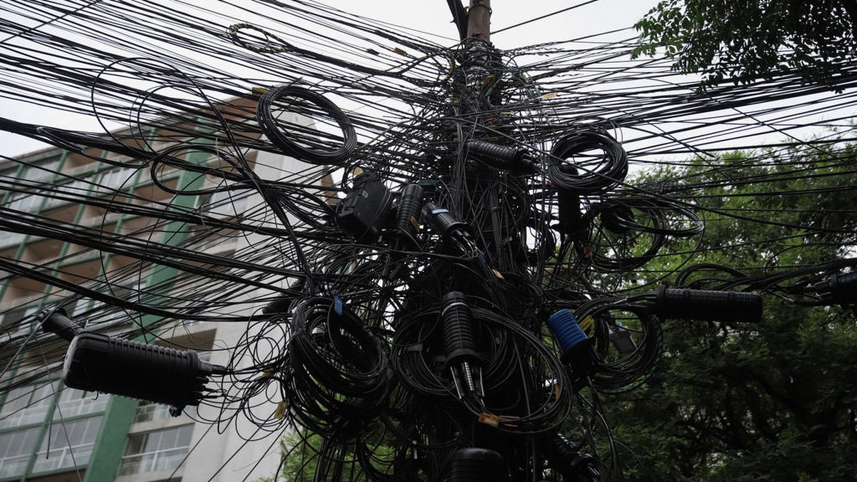 Retirada de fios em desuso será retomada