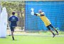 Após falha em Gre-Nal, Weverton engata sequência positiva e confirma aposta do Grêmio