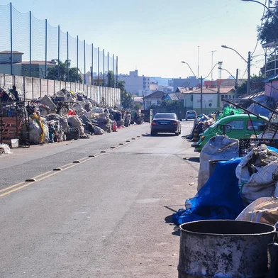 CAXIAS DO SUL, RS, BRASIL, 06/06/2023. Recicladores da Rua Cristóforo Randon (Neimar De Cesero/Agência RBS)Indexador: NEIMAR DE CESERO<!-- NICAID(15448593) -->