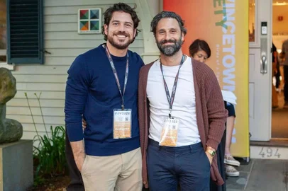 Marco Pigossi, 33 anos, ao lado do namorado, o cineasta italiano Marco Calvani, 41. <!-- NICAID(15145641) -->