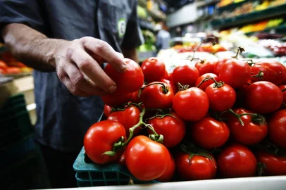 PORTO ALEGRE, RS, BRASIL, 08-10-2020: Alta do preço do tomate reflete na cesta básica e no balcão das fruteiras (FOTO FÉLIX ZUCCO/AGÊNCIA RBS, Editoria de Geral).<!-- NICAID(14612190) -->