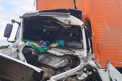 Freeway registra duas colisões seguidas envolvendo caminhões na madrugada desta quinta-feira<!-- NICAID(15918133) -->