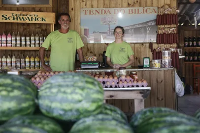 TRAMANDAÍ, RS, BRASIL - 2024.02.02 - Vamos contar a historinha da Tenda do Bilica, um lugar super tradicional de Tramandaí. É de uma família de Terra de Areia que, inicialmente, vendia somente abacaxis num caminhão. Na foto, Davenir Silva da Silva e Angélica Silva da Silva. (Foto: André Ávila/ Agência RBS)Indexador: Andre Avila<!-- NICAID(15668483) -->