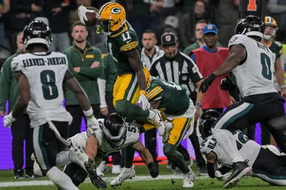 Green Bay Packers Devonte Wyatt vies for the ball during the NFL American football match Philadelphia Eagles vs Green Bay Packers, at Neo Quimica Arena in Sao Paulo, Brazil, on September 6, 2024. (Photo by Nelson ALMEIDA / AFP)Editoria: SPOLocal: Sao PauloIndexador: NELSON ALMEIDASecao: American footballFonte: AFPFotógrafo: STF<!-- NICAID(15860484) -->