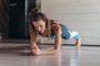 Fit woman doing plank exercise, workout at homeFit woman doing plank exercise, workout at home.Indexador: Zaripov AndreiFonte: 409786824<!-- NICAID(15331034) -->