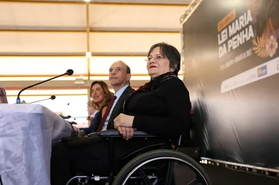 A Justiça do Ceará aceitou denúncia do Ministério Público (MP) do estado e tornou réus na segunda-feira (9) quatro suspeitos de participação em uma campanha de ódio contra a farmacêutica Maria da Penha, símbolo da luta contra a violência doméstica.<!-- NICAID(16241641) -->