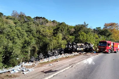 Motorista morre após perder controle de caminhão carregado com sabão em pó na RS-129<!-- NICAID(15436332) -->