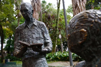 Porto Alegre, RS, Brasil, 07/10/2022 - Livro da escultura de Carlos Drummond de Andrade é reinstalado com reforço de parafusos e solda na Praça da Alfândega - Foto: Jonathan Heckler/Agência RBS<!-- NICAID(15229701) -->