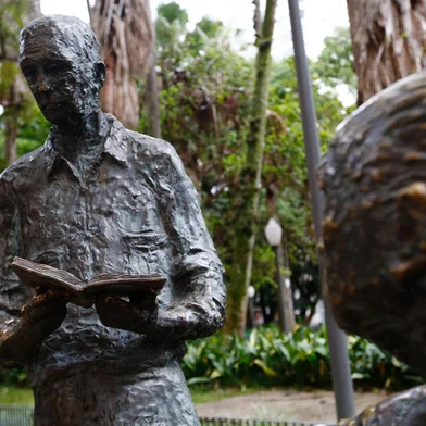 Porto Alegre, RS, Brasil, 07/10/2022 - Livro da escultura de Carlos Drummond de Andrade é reinstalado com reforço de parafusos e solda na Praça da Alfândega - Foto: Jonathan Heckler/Agência RBS<!-- NICAID(15229701) -->