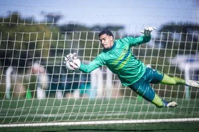 Fernando Alves / E.C. Juventude / Divulgação Treino do Juventude para a sequência da Série B 2026. Na foto, o goleiro Pedro Rocha.<!-- NICAID(16322343) -->
