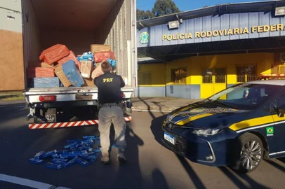 PRF apreende carga de cigarros em Veranopolis, na Serra<!-- NICAID(15247644) -->