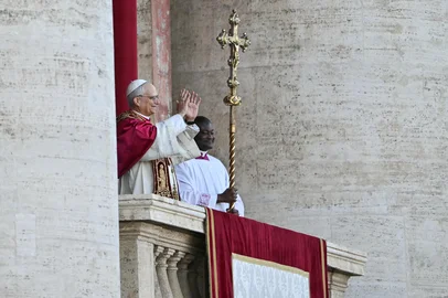 Newly elected Pope Leo XIV, Robert Francis Prevost (L) gestures on the main central loggia balcony of the St Peter's Basilica, after the cardinals ended the conclave, in The Vatican, on May 8, 2025. Robert Francis Prevost was on Thursday elected the first pope from the United States, the Vatican announced. A moderate who was close to Pope Francis and spent years as a missionary in Peru, he becomes the Catholic Church's 267th pontiff, taking the papal name Leo XIV. (Photo by Andrej ISAKOVIC / AFP)Editoria: RELLocal: Vatican CityIndexador: ANDREJ ISAKOVICSecao: popeFonte: AFPFotógrafo: STF<!-- NICAID(16033013) -->