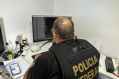 Polícia Federal faz operação em Caxias do Sul contra apologia a ataques terroristas na internet.<!-- NICAID(15979573) -->