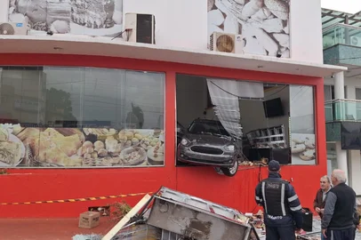 Carro invade padaria e deixa ao menos três feridos em Ijuí<!-- NICAID(16087506) -->
