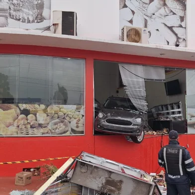 Carro invade padaria e deixa ao menos três feridos em Ijuí<!-- NICAID(16087506) -->