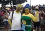 Tempo fechado não intimida foliões que aproveitaram último dia de Carnaval na Orla, em Porto Alegre