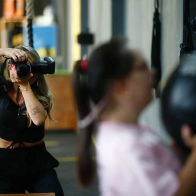CANOAS, RS, BRASIL - 21/03/2024 - Fotografa Mari schmitt realiza ensaio fotográfico de pessoas com síndrome de down em academia de crossfit em alusão ao dia mundial da síndrome de down.FOTO: JONATHAN HECKLER, AGÊNCIA RBSNa imagem, Maura Reis dos Santos, Leonardo Santos Trindade e Zilmar trindade<!-- NICAID(15711954) -->