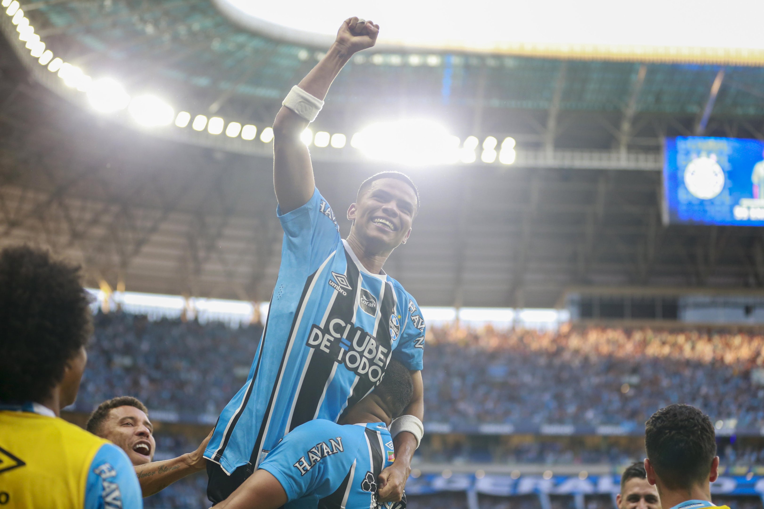 Gr&ecirc;mio goleia Inter no Gre-Nal 450 e abre boa vantagem para levar o t&iacute;tulo do Gauch&atilde;o 2026